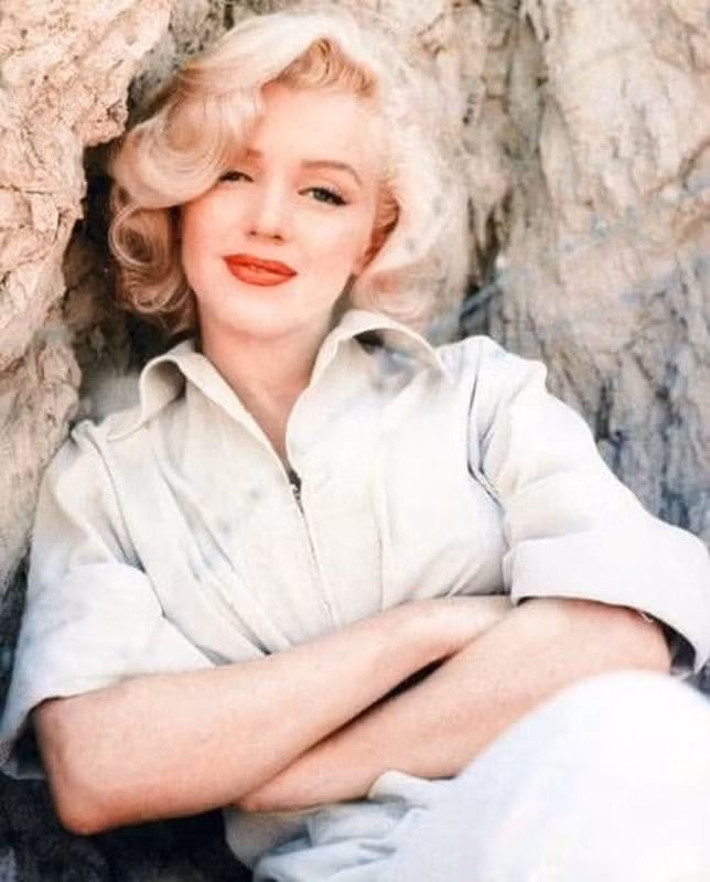 Do bà Baker dành phần lớn thời gian điều trị bệnh tâm thần nên Marilyn Monroe sống nay đây mai đó suốt những năm tháng tuổi thơ. Cô liên tục chuyển đến nhiều trại trẻ và nhà một số bạn bè của mẹ.