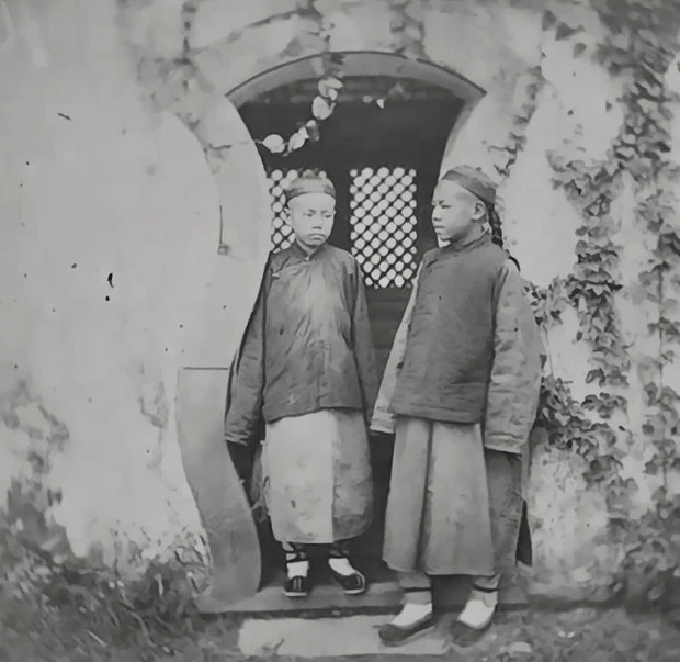 Hai chàng trai trẻ xuất thân từ một gia đình giàu có ở Bắc Kinh.