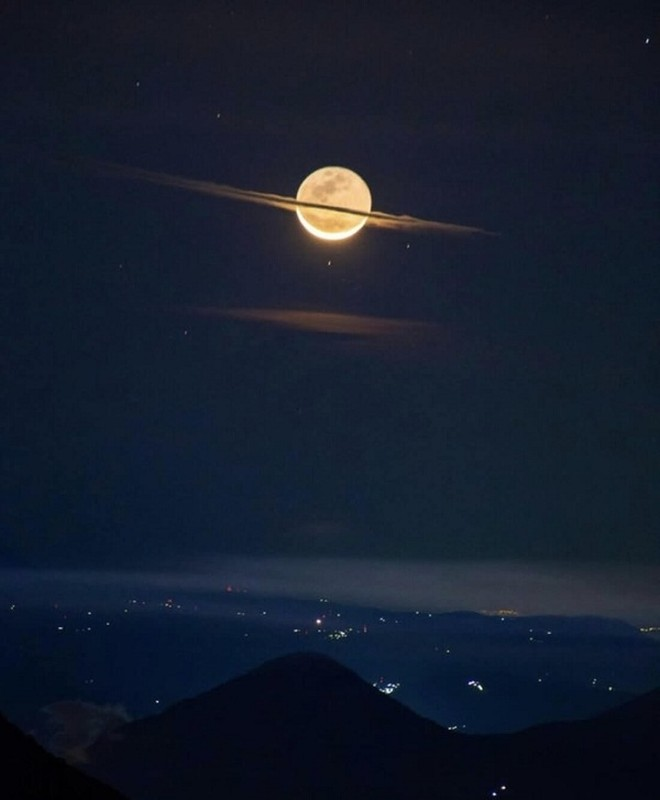 8. Khoảnh khắc Mặt Trăng biến hình thành Sao Thổ nhờ vào những đám mây. Đây là một trong những bức ảnh kỳ lạ nhất thế giới, nên xem một lần trong đời.