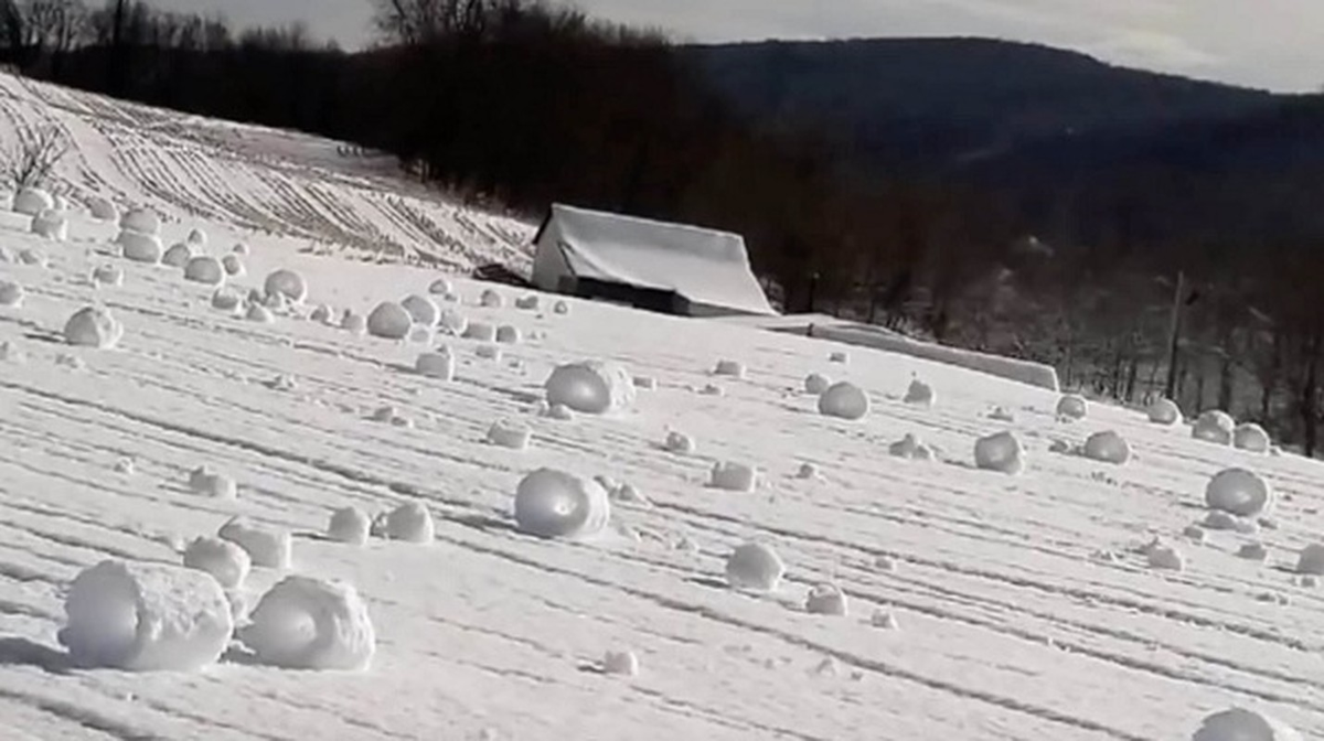 6. Một bức ảnh kỳ lạ khi những cuộn tuyết do gió tạo nên lăn trên núi tuyết.