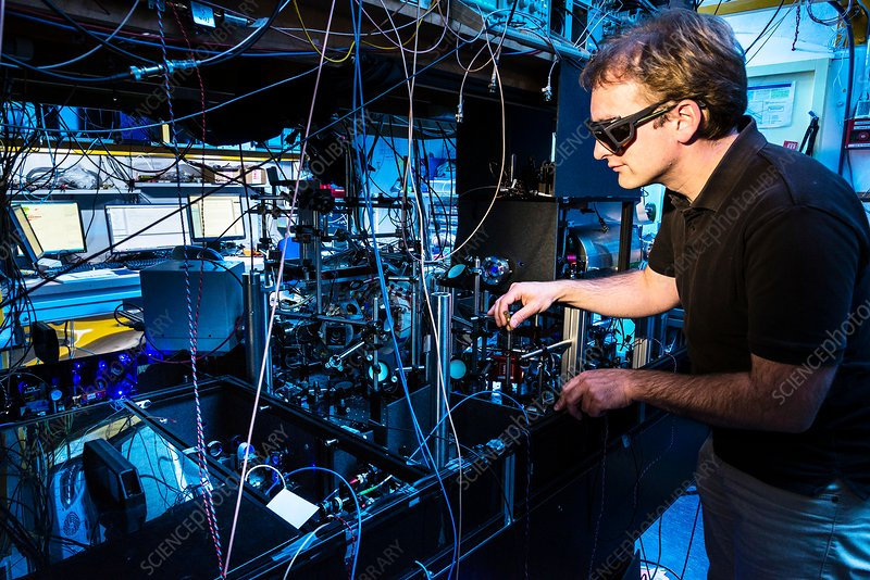 Tần số dao động của nguyên tử là cố định và được sử dụng như một tiêu chuẩn để đo thời gian, tạo nên sự chính xác tuyệt đối.