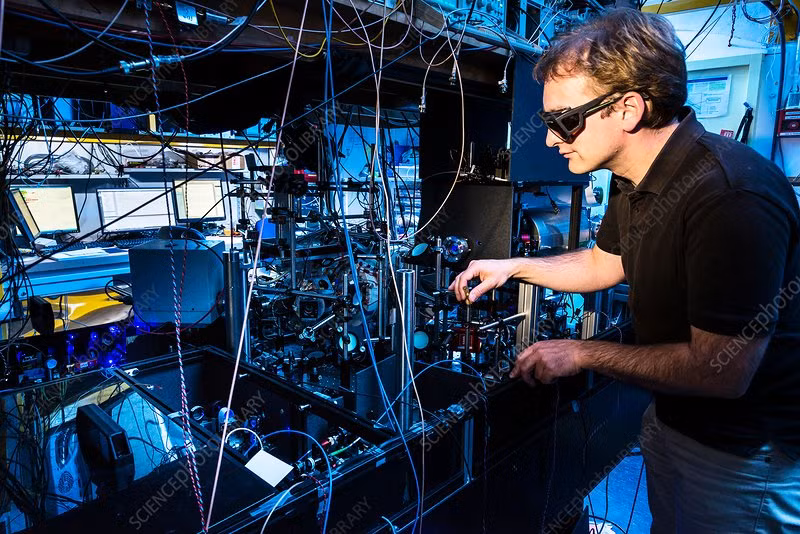 Tần số dao động của nguyên tử là cố định và được sử dụng như một tiêu chuẩn để đo thời gian, tạo nên sự chính xác tuyệt đối.