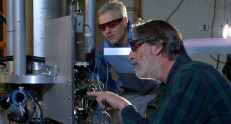 Hiện nay, đồng hồ nguyên tử được sử dụng rộng rãi để xác định giờ Quốc tế UTC (Coordinated Universal Time) và được tích hợp trong nhiều thiết bị điện tử như điện thoại di động và máy tính để đảm bảo sự đồng bộ trong việc đo thời gian.