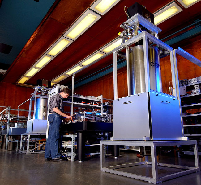 Đồng hồ nguyên tử hoạt động bằng cách kích thích electron của nguyên tử nhảy giữa các trạng thái năng lượng khác nhau.