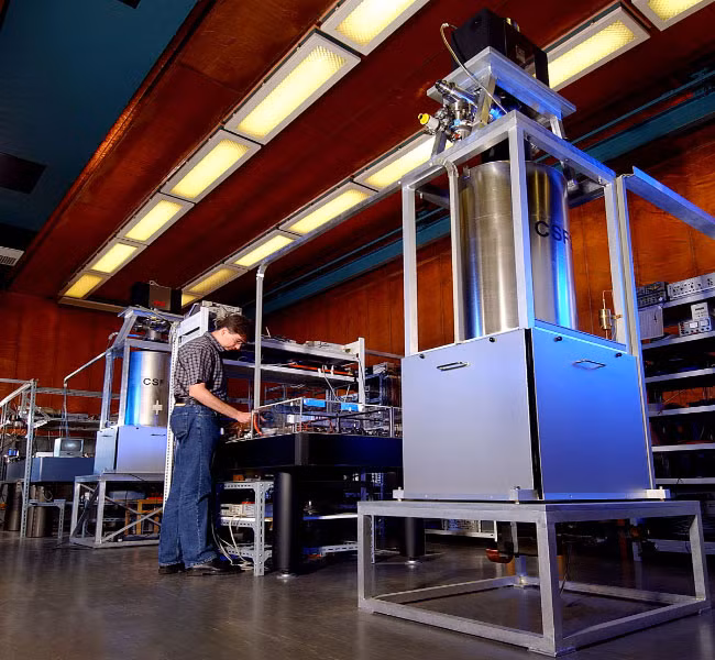 Đồng hồ nguyên tử hoạt động bằng cách kích thích electron của nguyên tử nhảy giữa các trạng thái năng lượng khác nhau.