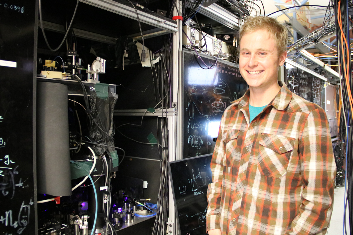 Đồng hồ này là một loại đồng hồ mạng tinh thể quang học, sử dụng 40.000 nguyên tử strontium mắc kẹt trong mạng tinh thể một chiều. Mỗi tích tắc của đồng hồ là một sự chuyển đổi giữa các mức năng lượng của electron trong nguyên tử.