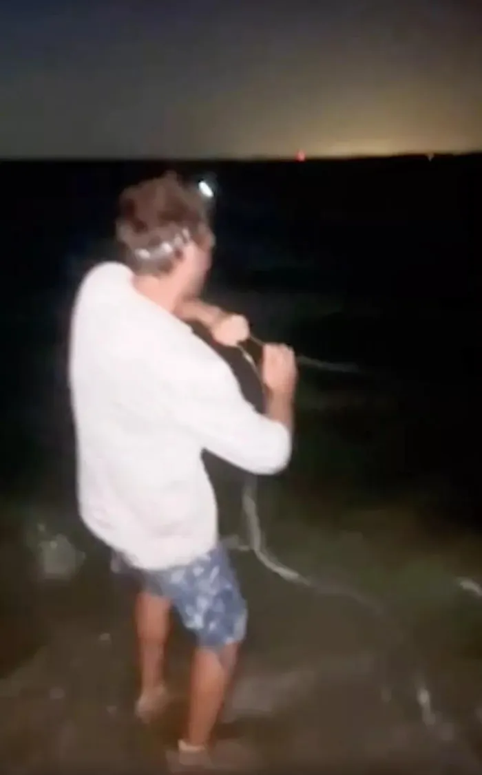 Cặp đôi đã hét lên kinh ngạc khi gặp phải con quái vật biển này.