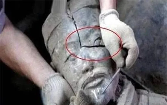 Một chiến binh đất nung bị nứt đã tiết lộ bí mật.