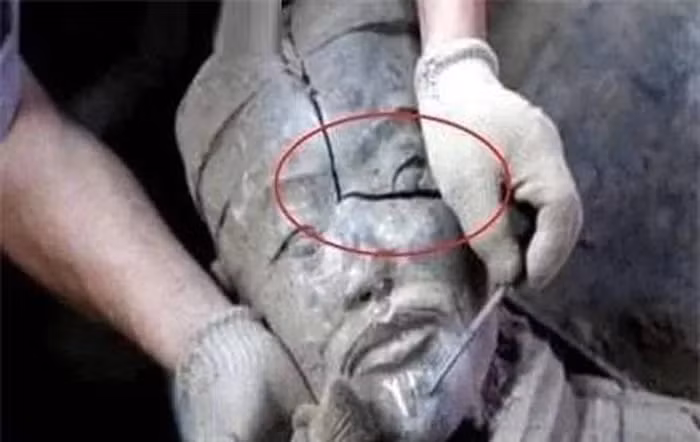 Một chiến binh đất nung bị nứt đã tiết lộ bí mật.