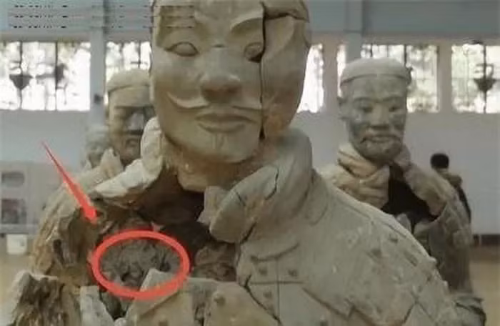 Bên trong tượng đất nung không có gì ngoài trống rỗng, chứng tỏ chúng hoàn toàn là đồ gốm.