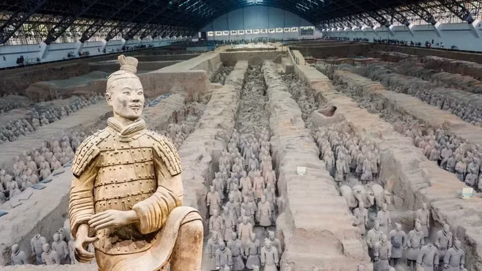 Trong những bức tượng gốm này, một số bị vỡ, đang được phục hồi.