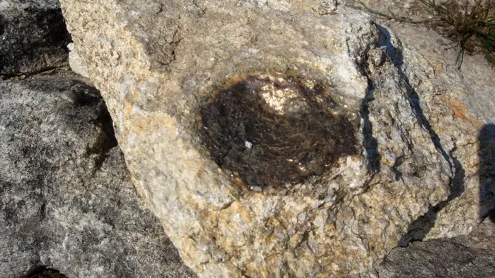 Quá trình sinh đá con diễn ra khi nước mưa hoặc sương ngấm vào các kẽ nứt trên mặt mica và sau đó đóng băng khi mùa đông đến.