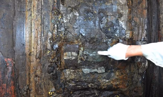 Trong quá trình khai quật, các nhà khảo cổ đã tìm thấy nhiều di vật quý giá như đồng xu vàng, thỏi vàng, ngọc bội, dụng cụ chưng cất rượu, xe ngựa và các đỉnh đèn bằng đồng.