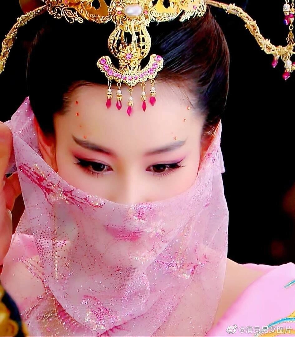 1. Đát Kỷ: Là một thành viên của "tứ độc nữ", Đát Kỷ là con gái của hầu Tô Hộ, được gả cho vua Trụ Vương.