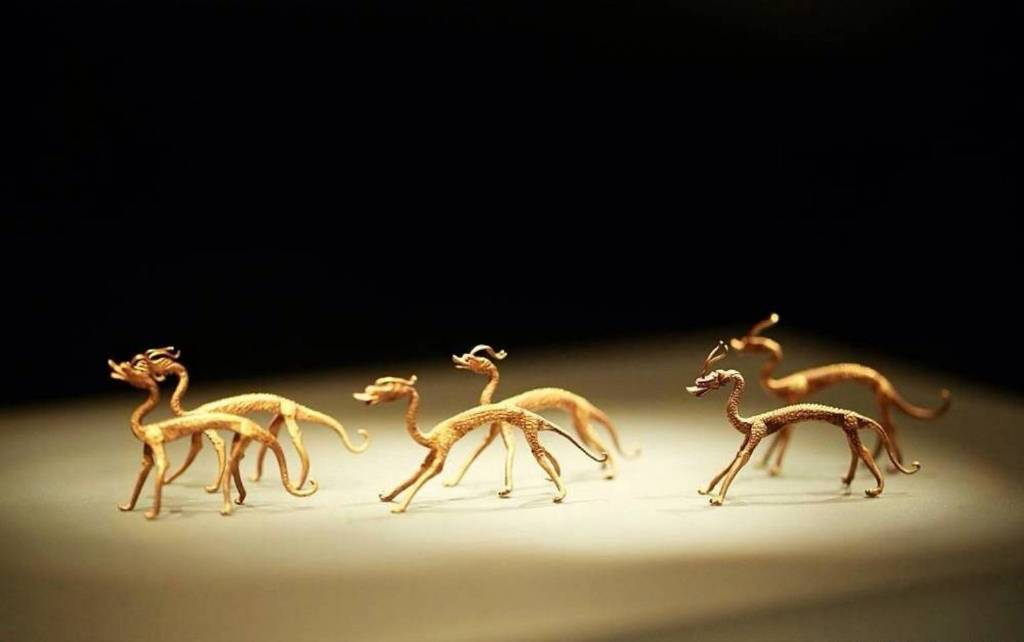 Một nhóm khảo cổ đến và yêu cầu phong tỏa khu vực. Khoảng hơn 1.000 di vật văn hóa từ thời nhà Đường được khai quật, bao gồm 271 bình vàng bạc, 22 miếng bạc, 8 vòng cổ bạc, và nhiều đồ trang sức khác.