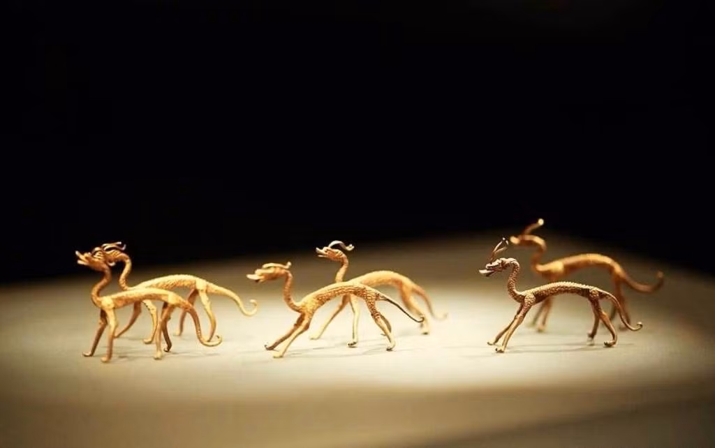 Một nhóm khảo cổ đến và yêu cầu phong tỏa khu vực. Khoảng hơn 1.000 di vật văn hóa từ thời nhà Đường được khai quật, bao gồm 271 bình vàng bạc, 22 miếng bạc, 8 vòng cổ bạc, và nhiều đồ trang sức khác.