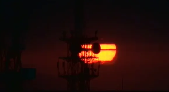 Vào tối 1/3 năm nay, hầu như không có đám mây nào, và "gấu trúc hoàng hôn" xuất hiện rõ ràng. Gần 700 người đã xem trực tiếp trên YouTube của bảo tàng. Những người được chọn tham gia sự kiện này đều rất hào hứng và xúc động.