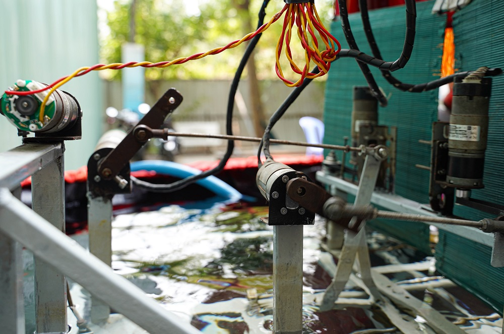 Robot được thiết kế bằng inox và hoạt động nhờ các thanh truyền con lắc, con quay và dây truyền đai.