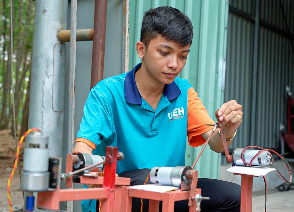 Huỳnh Minh Thuận, sinh viên ngành robot và trí tuệ nhân tạo, chia sẻ rằng sự kết hợp giữa niềm đam mê với lịch sử và văn hóa dân tộc cùng với sở thích về robot đã thúc đẩy nhóm tạo ra robot để hỗ trợ nghệ nhân múa rối nước.