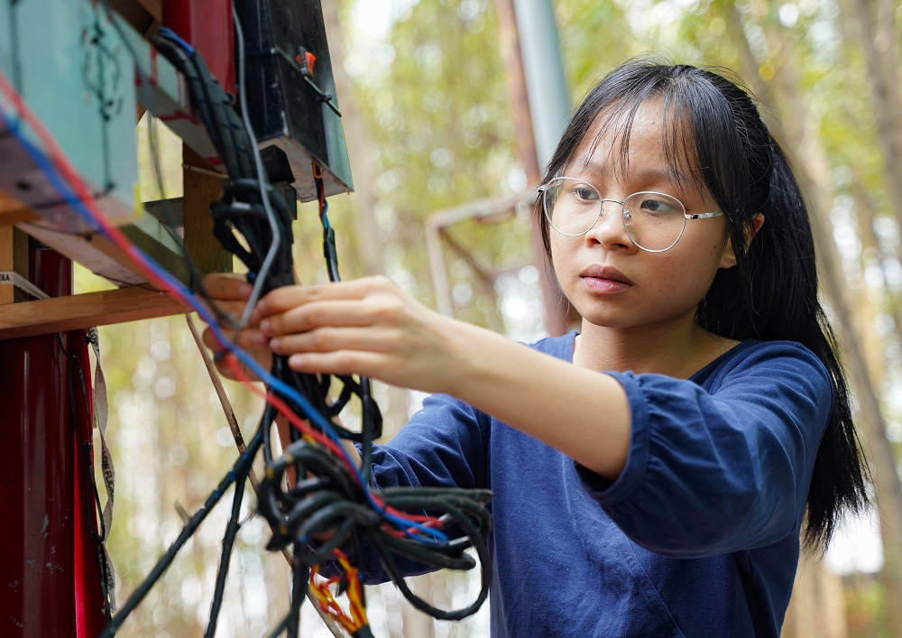 Đào Minh Duyên, sinh viên khác trong nhóm, nói về việc áp dụng kỹ thuật robot và vật lý để phát triển sản phẩm này. Họ cũng đang tiếp tục nghiên cứu để cải thiện robot và làm cho nó hoạt động lâu dài hơn.