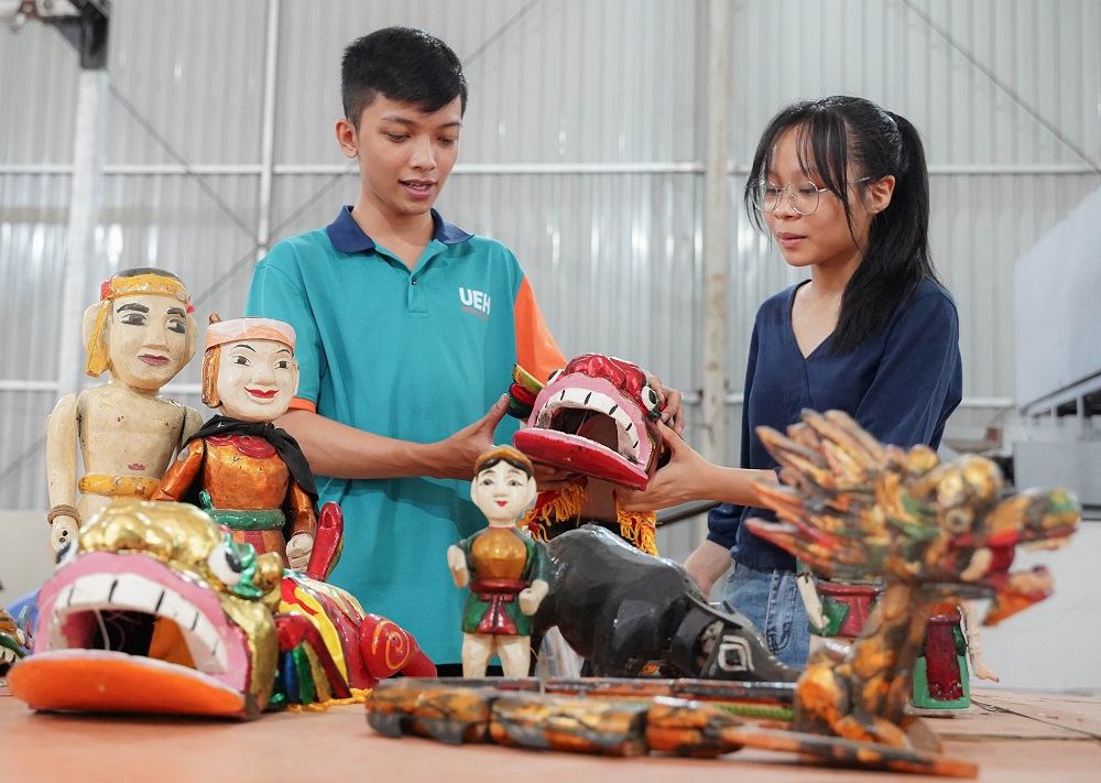 Các con rối được làm từ nhựa hoặc gỗ, chủ yếu là những nhân vật và con vật trong văn hóa dân gian.