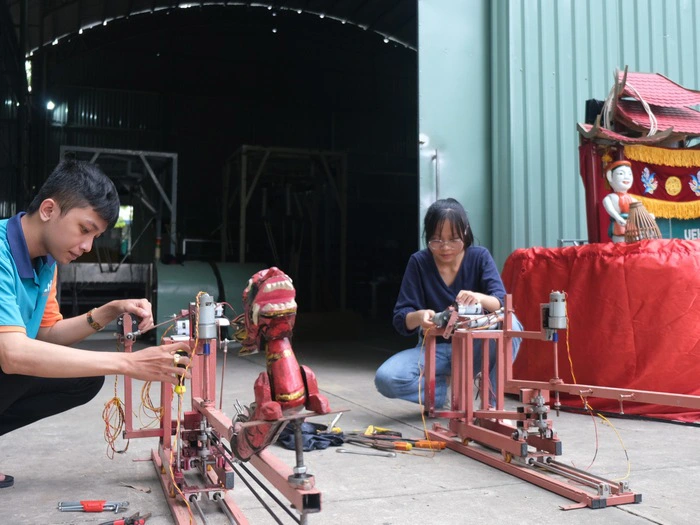 Thuận cũng chia sẻ về những thách thức gặp phải trong quá trình thiết kế, đặc biệt là về cơ khí và việc giữ cho các động cơ không tiếp xúc trực tiếp với nước. Hệ thống được điều khiển bằng robot và có thể hoạt động bằng điều khiển wifi và bluetooth, với thời gian hoạt động tối đa từ 1-2 ngày.