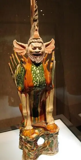 Theo truyền thống của người Trung Quốc xưa, các "quái thú" được đặt trong lăng mộ để hù dọa trộm mộ và trấn áp ma quỷ.