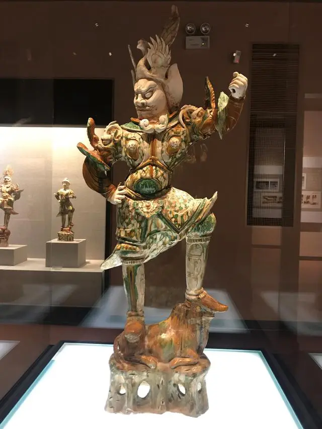 Trong số này, ba bức tượng gốm sứ được coi là bảo vật quý giá.