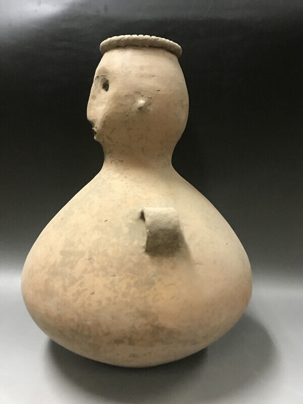 Chiếc bình này được làm từ gốm cổ, và những sản phẩm gốm hình động vật thời kỳ Tề Gia có giá trị học thuật và sưu tầm rất lớn.