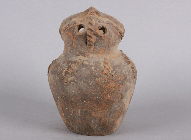 Mặc dù ban đầu bị chê cười vì món đồ này nhìn phổ thông, nhưng sau khi thẩm định, chuyên gia định giá nó lên tới 300 triệu đồng.