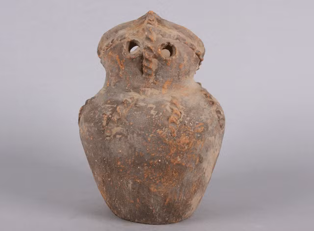 Mặc dù ban đầu bị chê cười vì món đồ này nhìn phổ thông, nhưng sau khi thẩm định, chuyên gia định giá nó lên tới 300 triệu đồng.