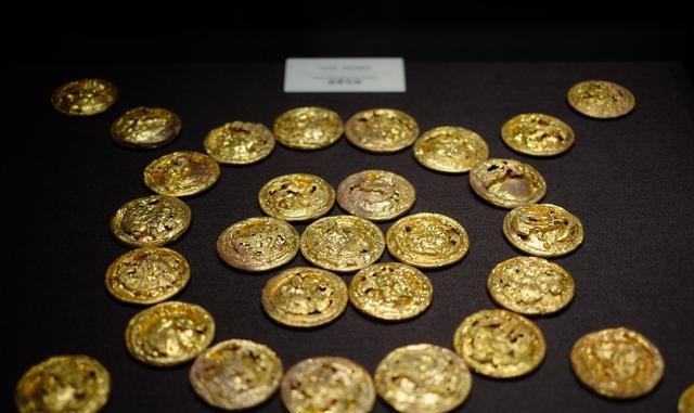 Một số di vật khác bao gồm 5 chiến xa và mỗi chiếc có bốn con ngựa bị tuẫn táng.