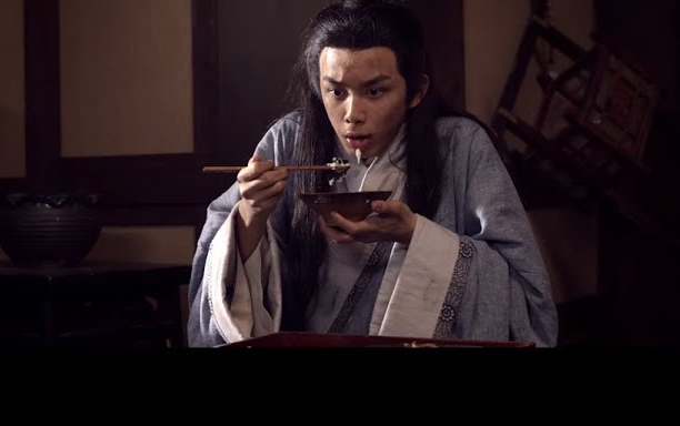 Thái tử Phù Tô, người kế vị, tự sát do mưu kế của Triệu Cao và Lý Tư.