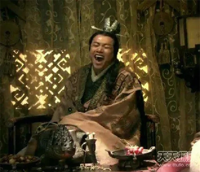 Vị hoàng tử thứ 18 Hồ Hợi lên ngôi và trở thành người tàn bạo, loại bỏ các anh chị em của mình.