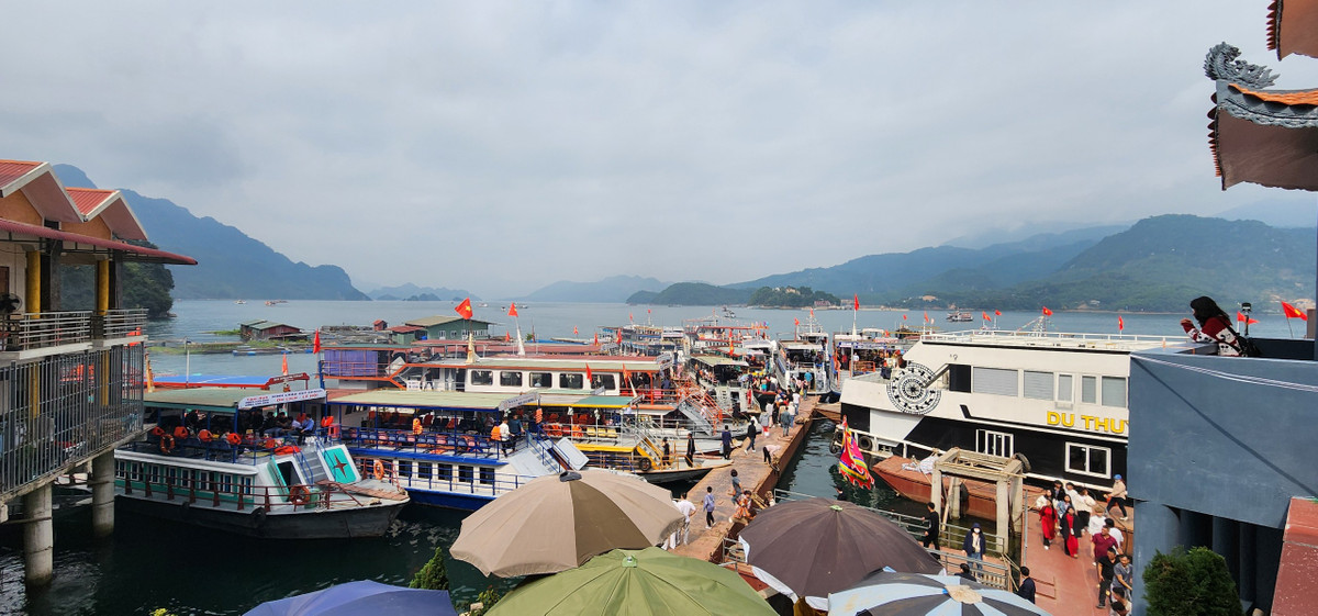 Những ngày đầu năm mới, lượng tàu phục vụ du khách tại khu vực Thác Bờ luôn hoạt động hết công suất. Nếu không đặt lịch hẹn tàu trước, rất khó để có tàu di chuyển, nhất là sau 11h trưa.