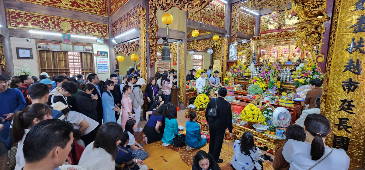 Đến với đền Chúa Thác Bờ, ai cũng mong cầu sự bình an và mạnh khỏe.