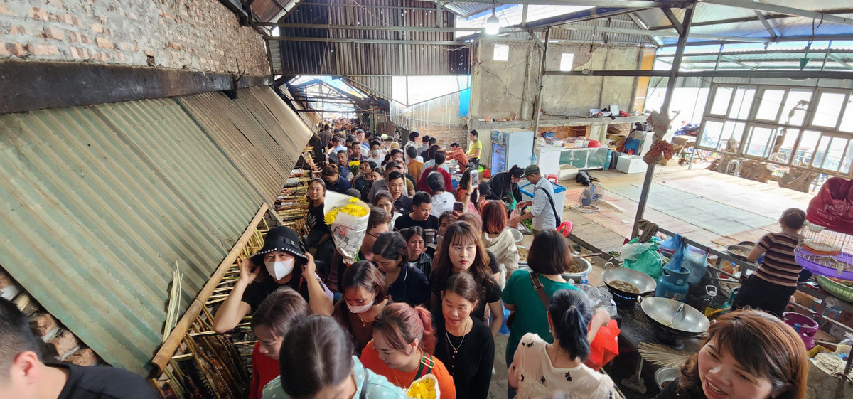 Lối vào các đền trong khu di tích Thác Bờ cũng luôn chật kín người. Nhiều thời điểm phải chen lấn nhau để di chuyển vì đường dốc, nhỏ.