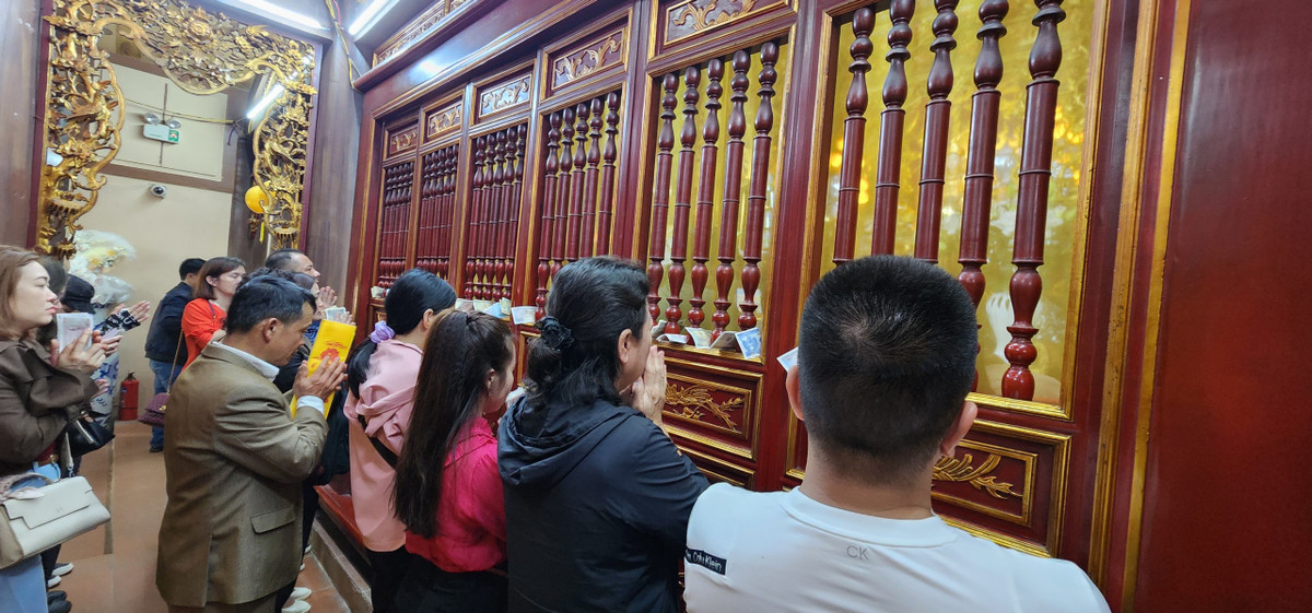 Do lượng lớn du khách đến với đền nên cung cấm luôn phải "cửa đóng then cài". Người dân chiêm bái chỉ đứng ngoài để khấn cầu.