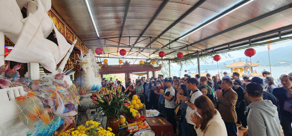 Sau khi mất, hai bà thường hiển linh giúp người dân an toàn vượt qua con thác nổi tiếng hiểm trở, khắc nghiệt khi sông Đà chưa ngăn dòng. Sau, tưởng nhớ công lao vì nước của hai Bà, vua Lê Lợi đã ban chiếu chỉ cho dân trong vùng lập đền thờ phụng, hàng năm hương khói cẩn thận.