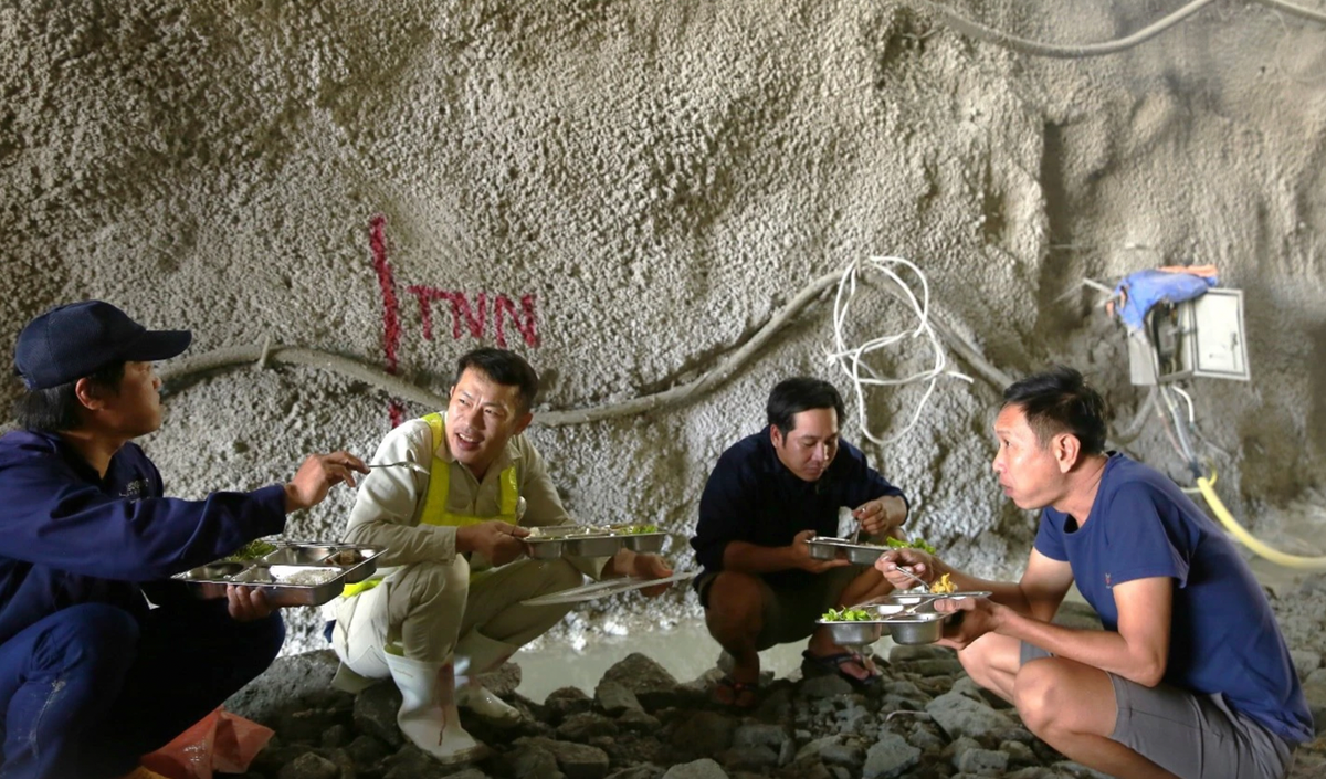 Được biết, sản lượng thi công dự án đoạn Quảng Ngãi - Hoài Nhơn đạt khoảng 2.162 tỷ đồng, tương ứng với 14,9% giá trị hợp đồng, nhanh vượt 0,4% so với tiến độ được phê duyệt. Không chủ quan khi vượt tiến độ, Tết Nguyên đán 2024, Tập đoàn Đèo Cả vẫn bố trí 13 mũi thi công với gần 500 nhân sự và hơn 160 đầu máy, thiết bị.