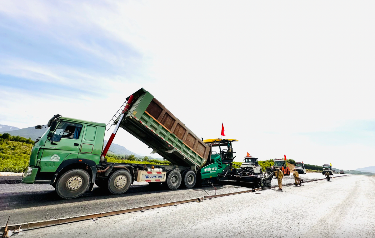 "Mục tiêu trong năm 2024, các nhà thầu sẽ cơ bản hoàn thành thi công cầu và hoàn thành toàn bộ hạng mục nền đường, móng đường, nâng sản lượng thực hiện đạt từ 70 - 75% giá trị hợp đồng", ông Trần Đình Tuyên chia sẻ.