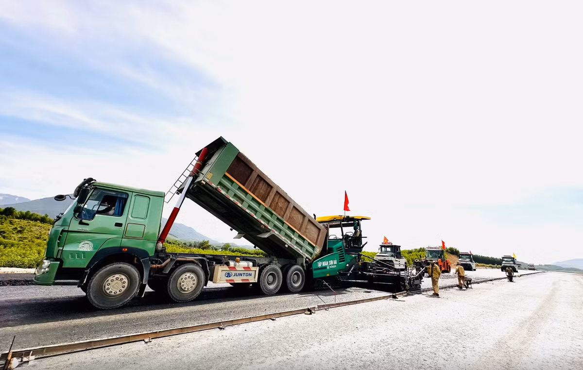 "Mục tiêu trong năm 2024, các nhà thầu sẽ cơ bản hoàn thành thi công cầu và hoàn thành toàn bộ hạng mục nền đường, móng đường, nâng sản lượng thực hiện đạt từ 70 - 75% giá trị hợp đồng", ông Trần Đình Tuyên chia sẻ.