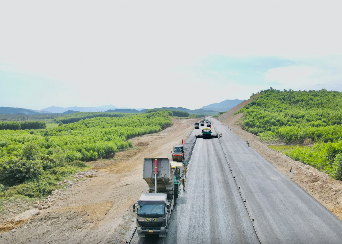 Đang là dự án thi công nhanh nhất trong 12 dự án thành phần cao tốc Bắc - Nam phía Đông giai đoạn 2021 - 2025 với sản lượng thi công đến nay đạt 39,3% giá trị hợp đồng, vượt khoảng 5% so với kế hoạch, song, ông Trần Đình Tuyên, Phó giám đốc Ban QLDA 7 cho biết, hưởng ứng phong trào phát động của Bộ GTVT, trong một tháng Tết, các nhà thầu thi công dự án cũng đăng ký giá trị sản lượng 180 tỷ đồng.