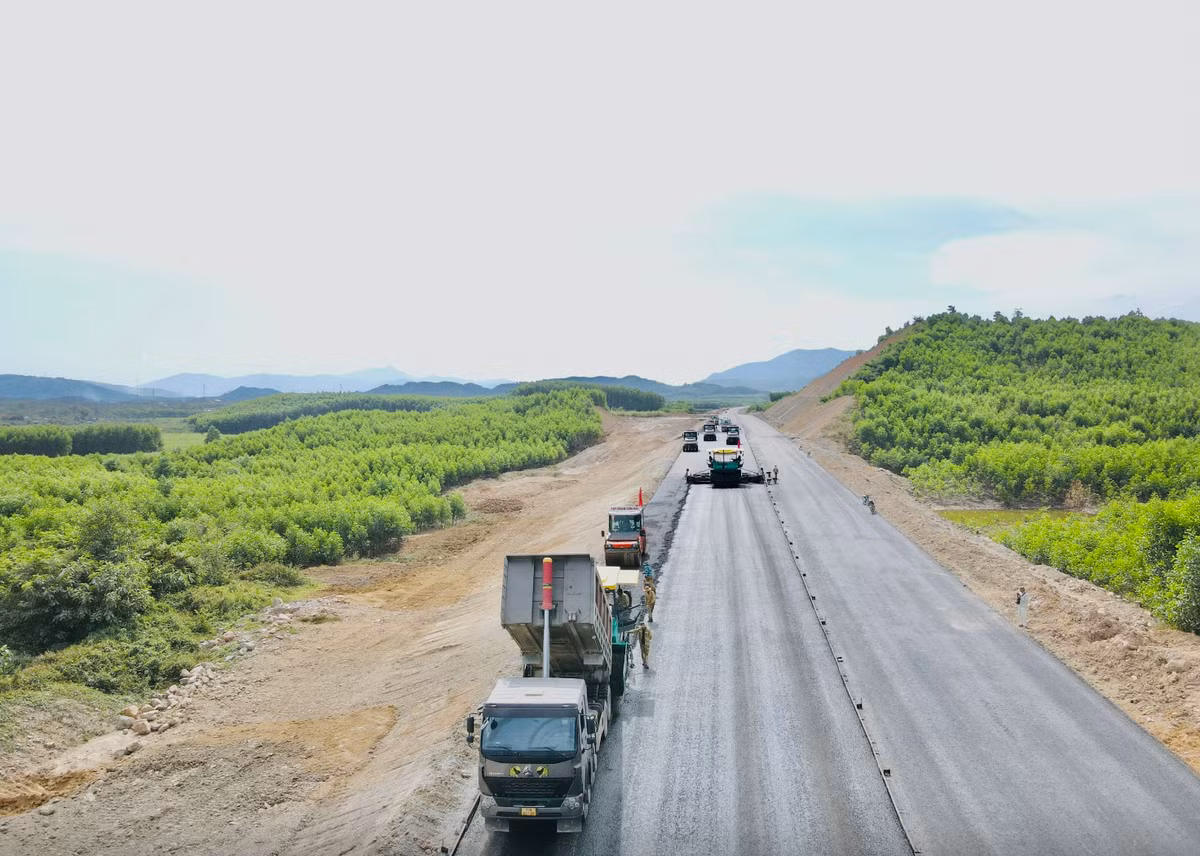 Đang là dự án thi công nhanh nhất trong 12 dự án thành phần cao tốc Bắc - Nam phía Đông giai đoạn 2021 - 2025 với sản lượng thi công đến nay đạt 39,3% giá trị hợp đồng, vượt khoảng 5% so với kế hoạch, song, ông Trần Đình Tuyên, Phó giám đốc Ban QLDA 7 cho biết, hưởng ứng phong trào phát động của Bộ GTVT, trong một tháng Tết, các nhà thầu thi công dự án cũng đăng ký giá trị sản lượng 180 tỷ đồng.