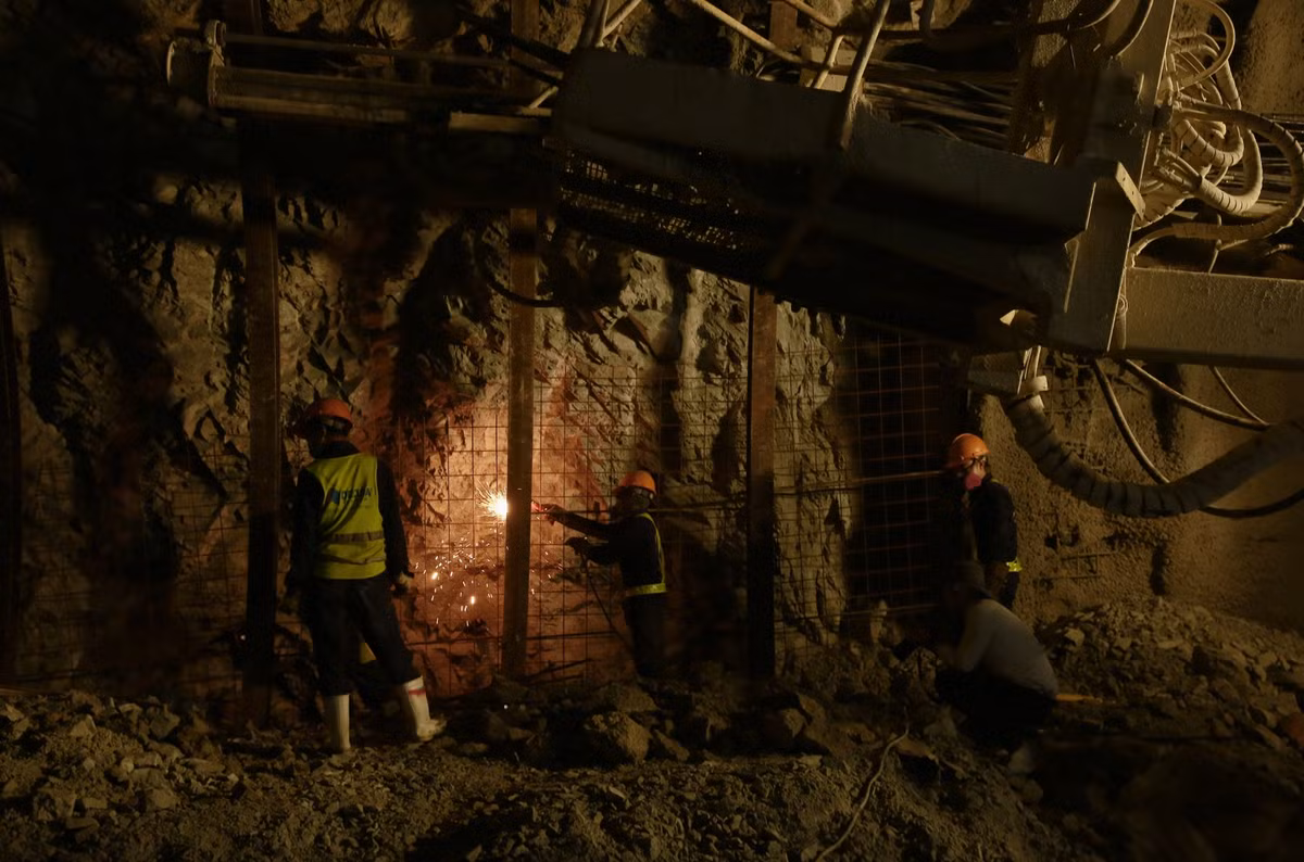 Những ngày đầu năm, trong lúc khắp nẻo đường, ngõ phố đang rộn ràng những chuyến du Xuân, chúc Tết thì tại công trường cao tốc Quảng Ngãi - Hoài Nhơn, 13 mũi thi công vẫn miệt mài tập trung thi công, bứt tốc tiến độ các hạng mục.