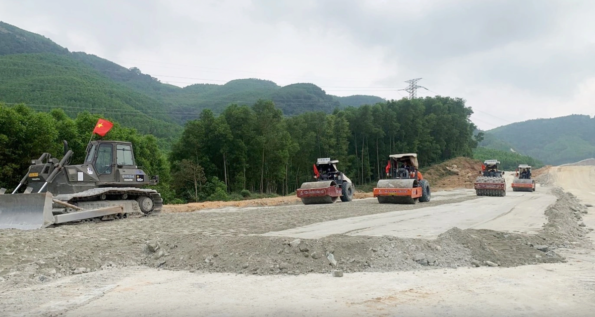 Năm đầu tiên đón cái Tết xa nhà, anh Phạm Chính Nhàn, thợ lái xe ủi (quê ở Phú Thọ) tại gói thầu XL02 chia sẻ, tuy không khí Tết không như ở quê nhưng tại dự án Quảng Ngãi - Hoài Nhơn, kỹ sư, công nhân vẫn luôn được chăm lo tốt, được chú trọng từ bữa ăn hàng ngày đến những món quà động viên tinh thần.