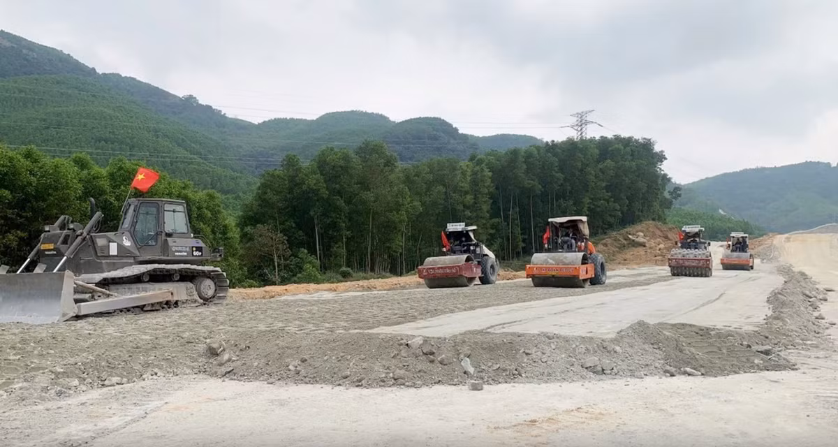 Năm đầu tiên đón cái Tết xa nhà, anh Phạm Chính Nhàn, thợ lái xe ủi (quê ở Phú Thọ) tại gói thầu XL02 chia sẻ, tuy không khí Tết không như ở quê nhưng tại dự án Quảng Ngãi - Hoài Nhơn, kỹ sư, công nhân vẫn luôn được chăm lo tốt, được chú trọng từ bữa ăn hàng ngày đến những món quà động viên tinh thần.