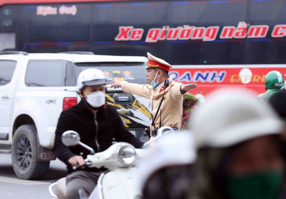 Hiện lực lượng chức năng vẫn luôn túc trực, điều tiết giao thông.