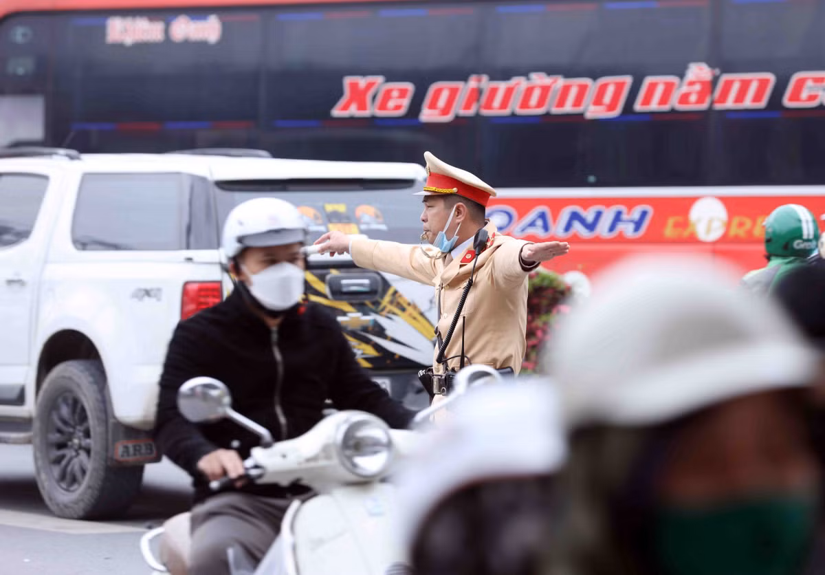 Hiện lực lượng chức năng vẫn luôn túc trực, điều tiết giao thông.