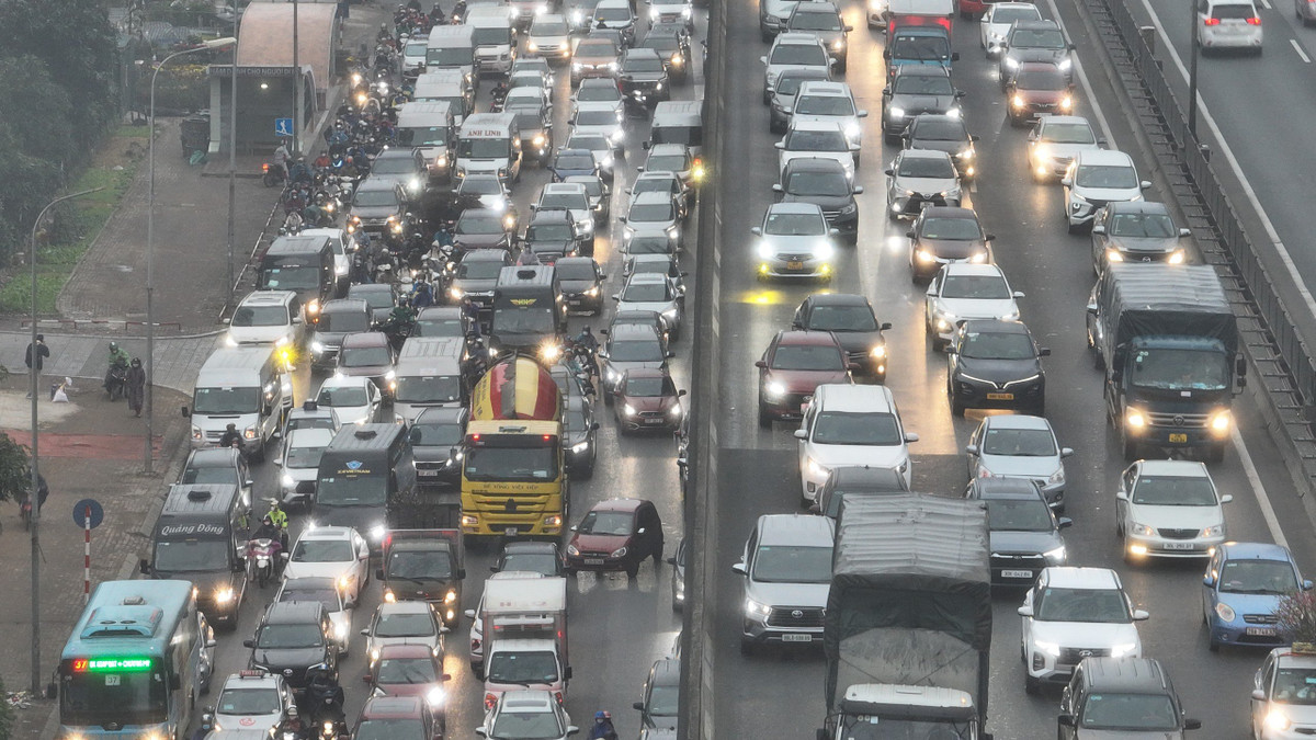 Cảnh tượng ùn ứ gây mệt mỏi cho nhiều tài xế.